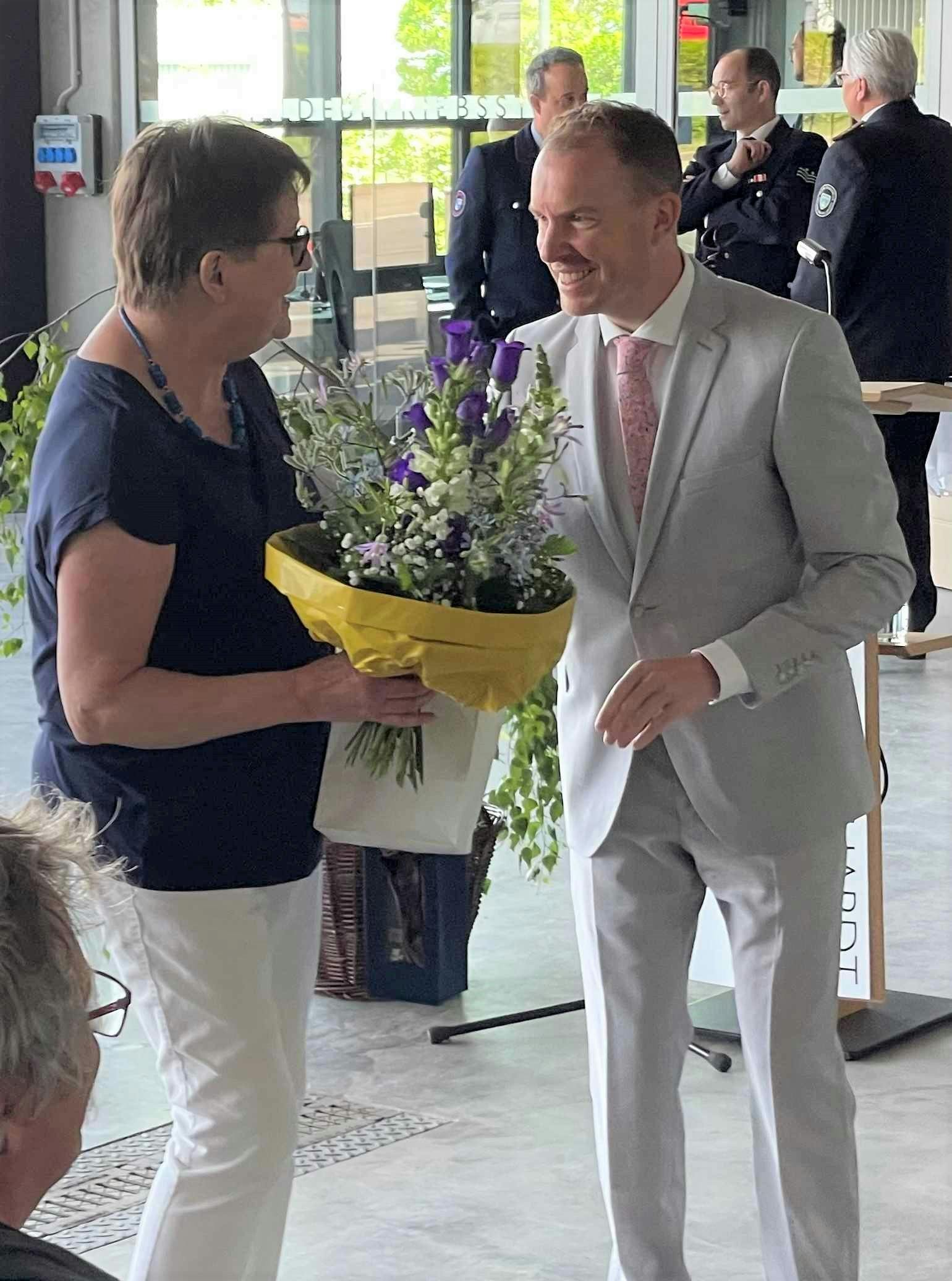 Bürgermeister überreicht Blumen
